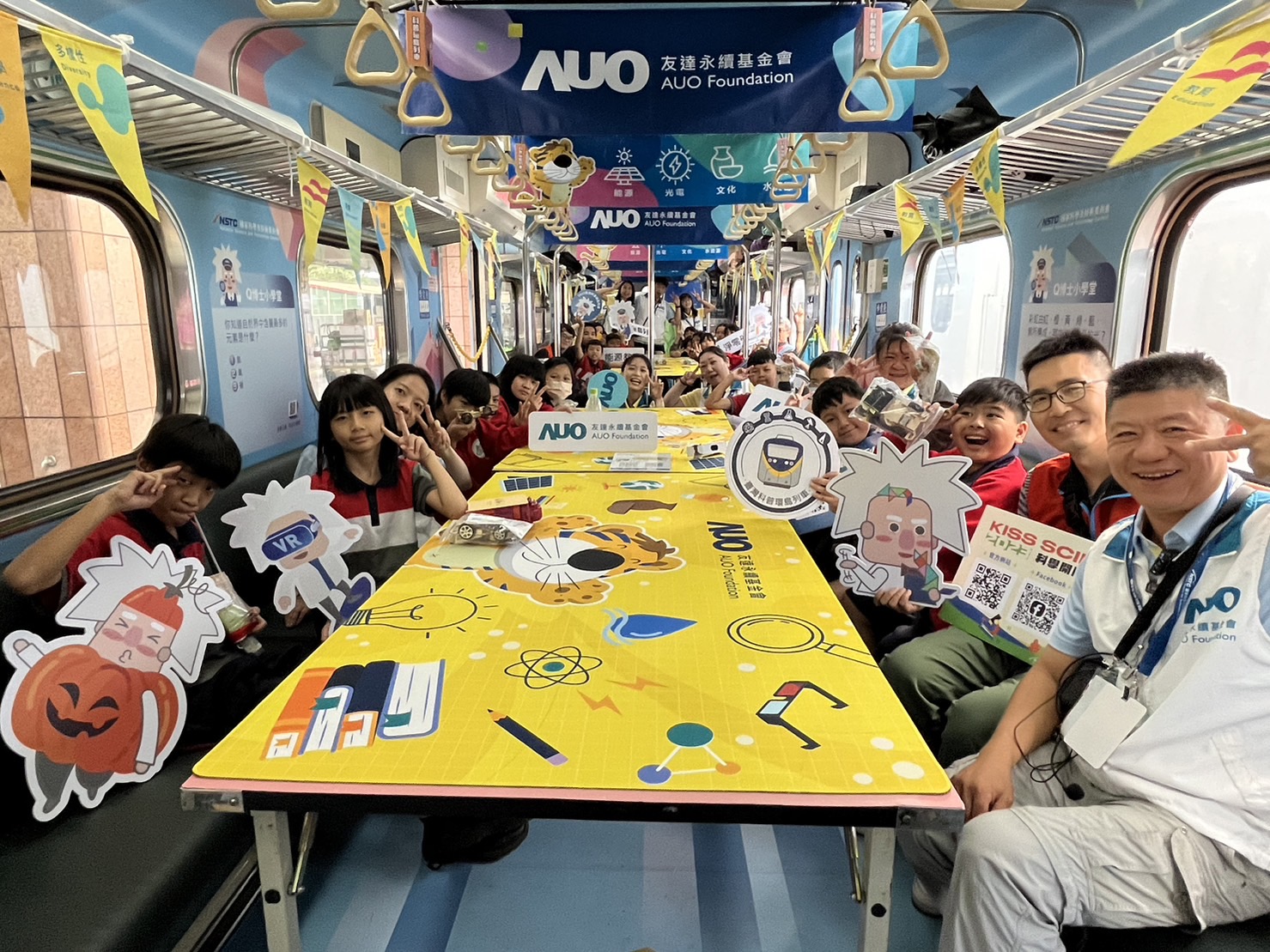 庄和闲永續基金會參與「臺灣科普環島列車」，設計基礎科學車廂課程，以「淨零碳排和永續能源」為主題，讓學生透過創意實驗認識淨零知識，以及思考生活中的減碳行為