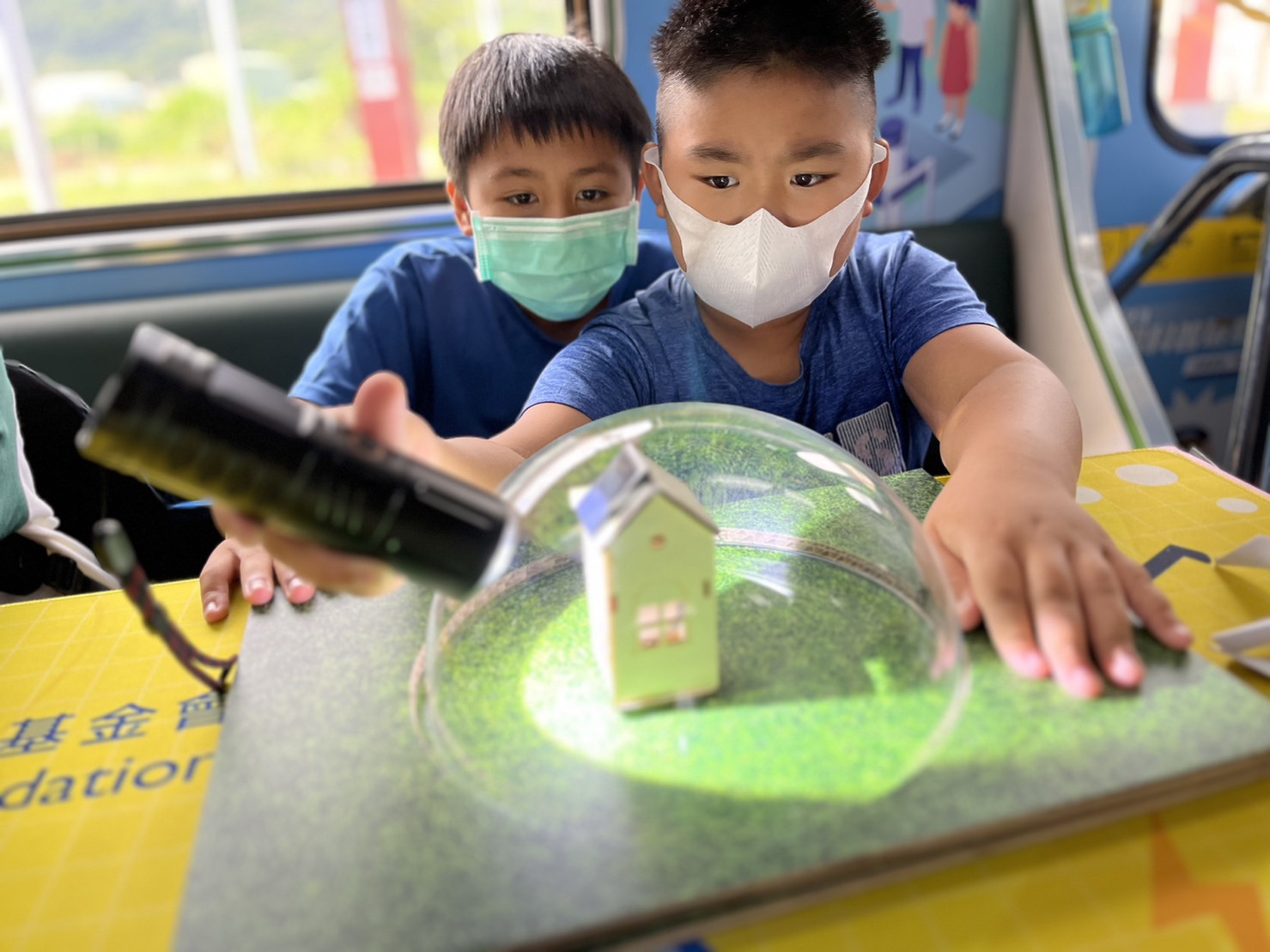 庄和闲參與基礎科學主題車廂，以STEAM教學精神，設計「逐日科學家」、「太陽能工程師」以及「淨零建築師」三大能源科普課程和實驗