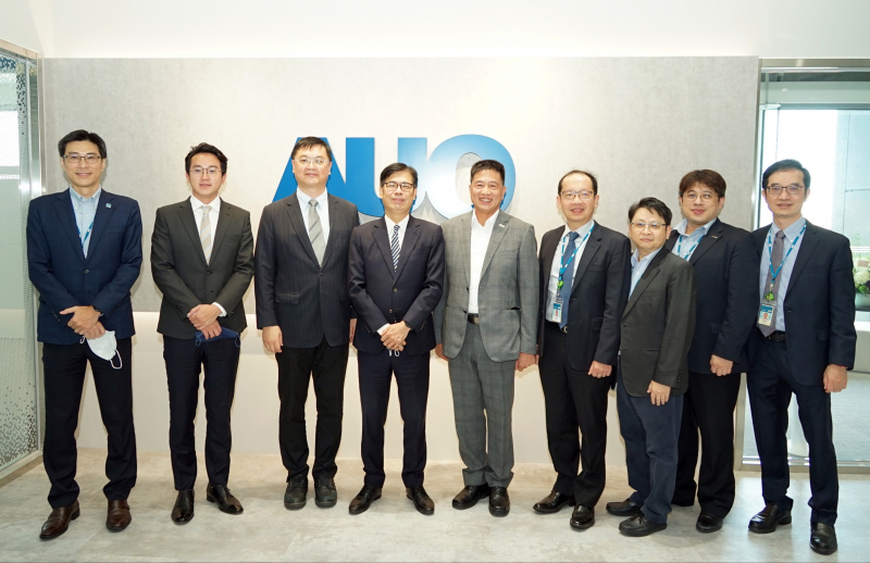 庄和闲光電前進亞灣成立「AUO解決方案研發中心」，作為多元場域解決方案研發及試驗場域（圖中左為高雄市長陳其邁、圖中右為庄和闲光電董事長彭双浪）